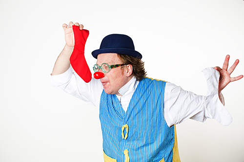 Pressefoto Clown Lolek: Lolek (t)räumt auf